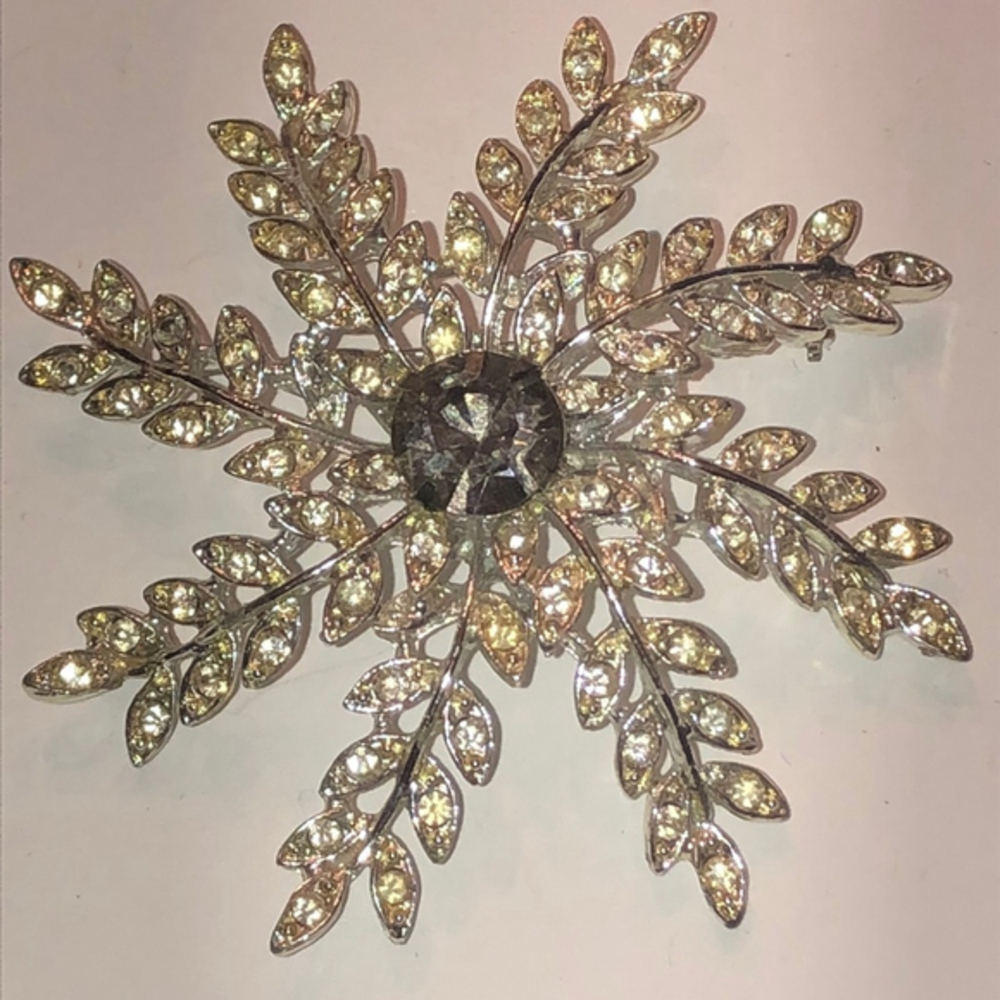 Sarah Coventry Silver Tone Smoky Gray CZ Rhinestones Flower Retro Dome Brooch